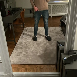 Blå jeans från Tiger of Sweden - Snygga blå jeans från Tiger of Sweden med en slim passform. Storlek W29 L32 men passar som W28 L32. Endast använda en gång. Mycket bra skick inga defekter. Style Evolve, original pris 1500kr