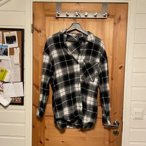 Svart/vit Flanellskjorta från H&M - Säljer en svart/vit Flanellskjorta från H&M i storlek XXS.