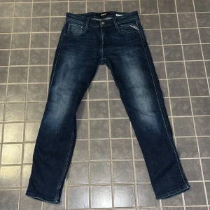 Replay Anbass 30/30 (NYSKICK) - Säljer ett par Replay Anbass jeans som är i inprincip nyskick, använda fåtal gånger. Köpta på thernlunds butik för 1200 kr. Sjukt snygg tvätt, väldigt bekväma. Passar perfekt om man är runt 175.  Hör av er vid minsta fråga🤩