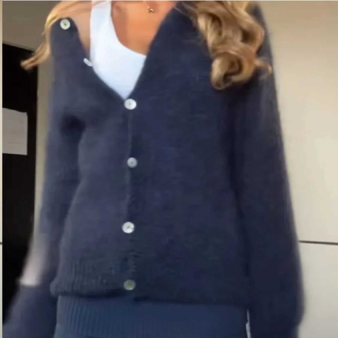 Mörkblå stickad kofta med knappar  - 2