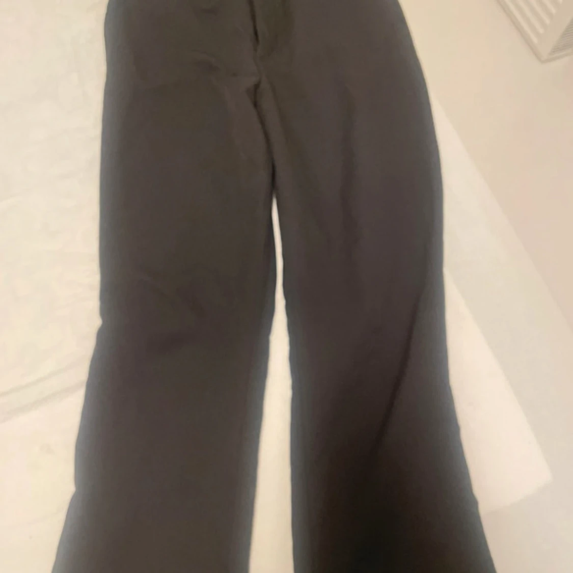 Svarta vida byxor från BikBok