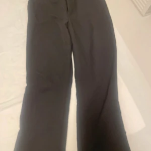 Svarta vida byxor från BikBok - Svarta byxor från BikBok i storlek 42. De har en rak och vid passform med klassisk look och är perfekta för dig som gillar en avslappnad men ändå stilren vibe. Byxorna är enkla att matcha och har en snygg siluett.