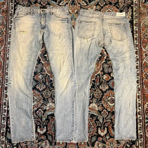 Acne action jeans - Sjukt snygga acne action jeans, acne action är en av acnes äldsta kollektioner någonsin alltså är dessa jeans hyfsat rare. De har professionella lagningar i skrevet men dem syns inte särkilt mycket passformen är en slim/straight passform. Mått: Midja: 42cm  Längd: 103cm Benöppning: 16,50cm