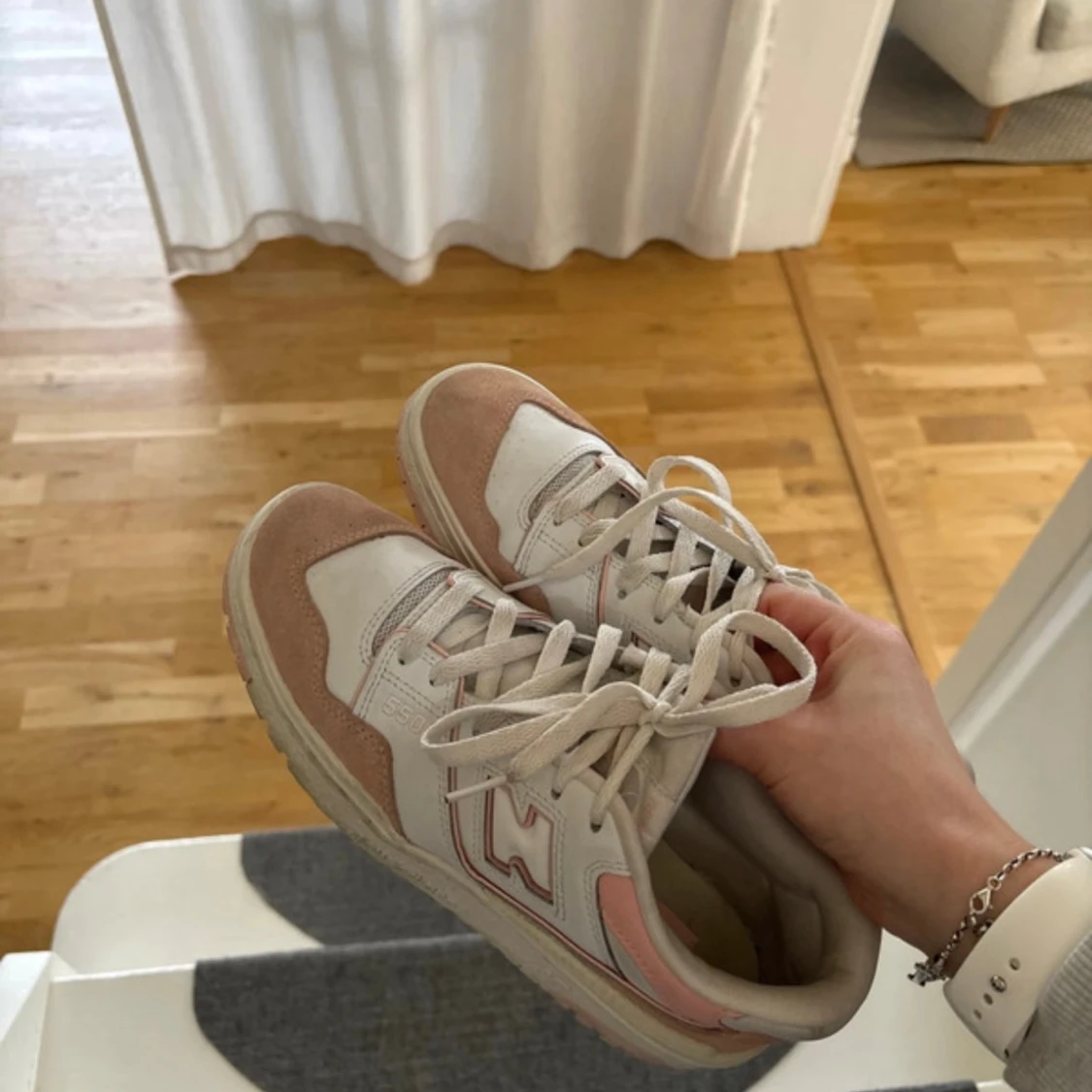 New Balance 550 sneakers i vitt och rosa