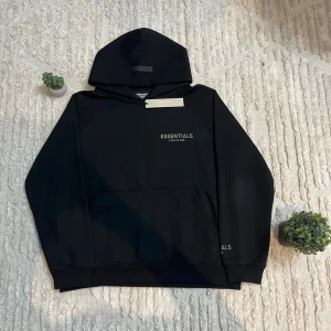 Essentials Hoddie  - Tjena! Säljer nu min Essentials hoodie. Skicket på hoodien är 10/10. Den är storlek S. Priset kan diskuteras👍. Vid fler frågor/bilder är det bara att höra av sig 👍👍