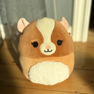 Squishmallow Garret the Brown & White Guinea Pig - Squishmallow – Garret the Brown & White Guinea Pig🐹 Perfekt för samlare eller som mysigt gosedjur! 	•	Storlek: 19 cm 	•	Skick: Som ny – inga fläckar, inte använd 	•	Har endast stått i fönsterkarmen 	•	Alla tags/lappar är tyvärr inte kvar  ✨ Pris: 100 kr ✨  Mjuk, squishig och redo för ett nytt hem!🤍