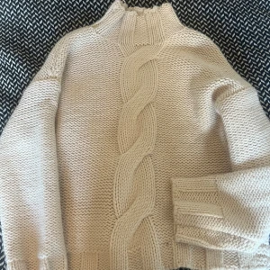 Trendig höst tröja ifrån Zara  - Jättefin stickad tröja ifrån Zara, aldrig använt 