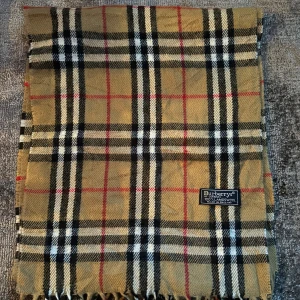 Burberry scarf  - Fint skick, bara skriva vid frågor osv