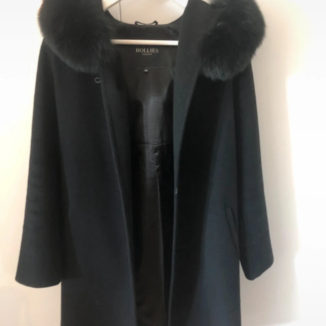 Svart kappa med pälskrage från Hollies - 1