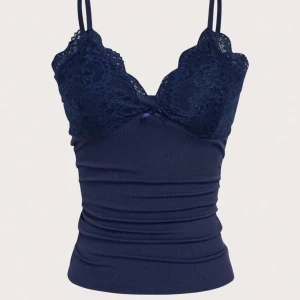 Mörkblå spetslinne med smala axelband - mörkblått linne i jättefint skick, knappt använd💕