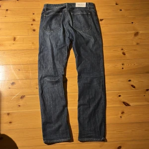 Acne Jeans blå raka jeans 30/32 - Snygga blå jeans från Acne Jeans i modellen Hip Pure. Jeansen har raka ben, klassisk femficksdesign och tydliga kontrastsömmar. Storlek 30/32