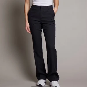 Svarta kostymbyxor med utsvängda ben - Snygga svarta kostymbyxor med klassisk bootcut passform och diskreta fickor. Byxorna har medel midja och stängs med dragkedja och knapp. Perfekta för en stilren look och passar till många olika outfits💗