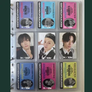 boynextdoor photocards - säljer mina boynextdoor pcs!! alla är i mycket bra skick, vid intresse kontakta mig 💞 packar med sleeve, toploader och kommer med freebies!! de som köper fler pcs kommer att prioriteras!! jag är inte ansvarig för postens slarv!! vid köp av minst 200kr kan man få fri frakt<3