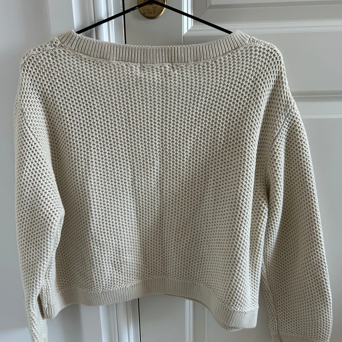 Beige stickad tröja med grov struktur - 2