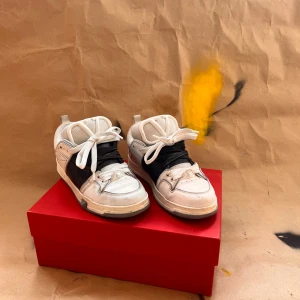 Valentino open ”skate” - Valentino open skate är en gammal modell av Valentinos som inte längre är i produktion. De är i bra skick men använda alla papper osv tillkommer tveka inte att ställa fler frågor //