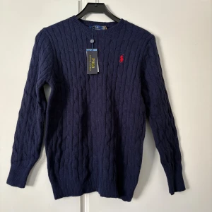Ralph Lauren Cable knit Sweater - Säljer en helt ny Ralph Lauren cable knit sweater som fungerar perfekt till hösten eller vintern. Säljer billigt så du kan spara flera tusen lappar☺️ finns alltid om du undrar något. Pris går såklart att diskuteras.