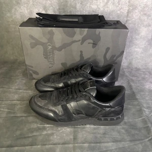 Valetino rockrunners svarta - Mycket fint skick | Size 41 passar även 42  | box dustbags och extra snören medföljer | fraktar spårbart inom 24 timmar |  för att köpa klicka ” köp nu” | vid frågor skriv ett meddelande |