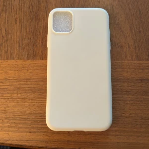 Mobilskal  - Jättefint créme/vit mobilskal från shein. Passar till en iPhone 11. Helt ny, aldrig använt😊