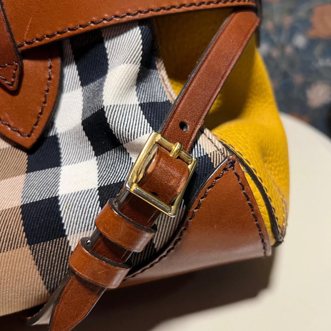 Burberry rutig handväska med läderdetaljer - 4