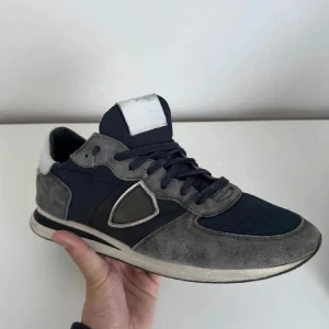 Philippe model - Fina skor från Philippe modell dom är väldigt bra skick men mockan har sett bättre dagar därför följer det med ett mocka kitt, box kan fås med och dustbag