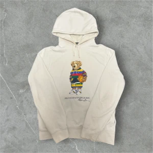 Polo Ralp Lauren Bear Hoodie - 📍Storlek:S  💪🏽Skick:Mycket bra   📐Mått:Längd:64cm:Axelbredd:40cm  📎Material:67%Bomull:33%Polyester  📦Skickar alltid inom 24h  💸Köp fler plagg för att få billigare pris  ✅Äkthetsgaranti