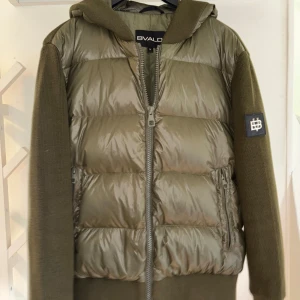 Bvaldi cardigan jacka - Säljer en militärgrön cardigan/jacka i storlek M, jackan är i ny skick endast använd två gånger