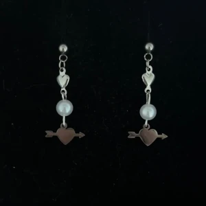 Silverörhängen med pärlor och hjärtan - Handgjorda och unika silverörhängen 🤩 Öronhängerna är nickelfria och silverpläterade i kirurgiskt stål, resterande av örhänget är i rostfritt stål (ej silverpläterat) 💕🙏 3 cm långa. Alla köp görs via ”KÖP NU” knappen.  💐