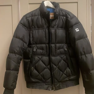 Svart pufferjacka från Boss Orange - Svart bufferjacka boss