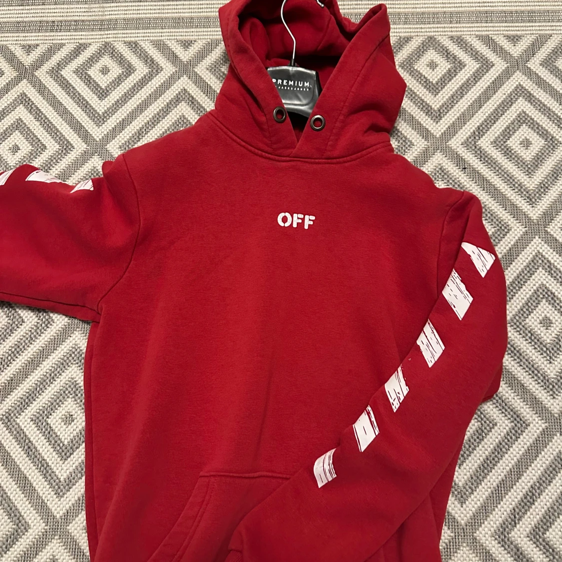 Röd Off-White hoodie med tryck