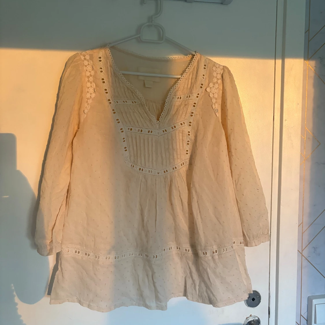 Beige blus med spets från H&M