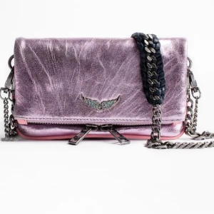 Lila metallic axelväska från Zadig & Voltaire - Cool lila metallic axelväska från Zadig & Voltaire med silverfärgad kedja och flätad detalj. Väskan har dubbla dragkedjor framtill och en liten vinglogga i metall. Pris går att diskuteras har aldrig använt väldigt bra skick inga skavanker eller så