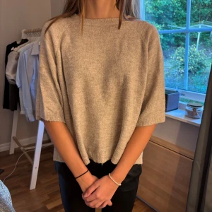 Beige stickad trekvarts tröja - Mysig beige stickad tröja från 157 i storlek S. 
