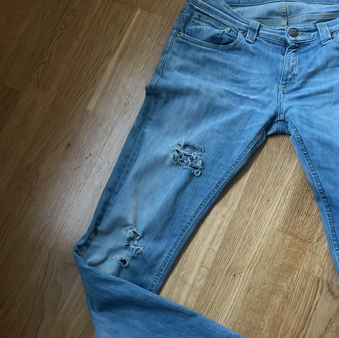 Ljusblå slitna jeans med utsvängda ben  - 2