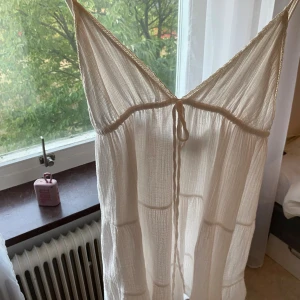 Vit klänning från ZARA - Säljer en superfin vit klänning från ZARA. Endast använd en gång. Pris kan diskuteras💕