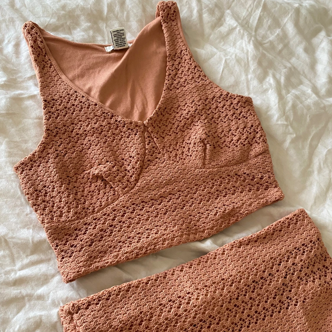 Stickad sett i brun ton