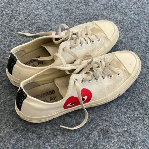 Comme des grancos converse  - Säljer dessa pga kommer ej till användning. De är en riktigt skön färg på de och matchar till mycket, hör av er vid intresse!