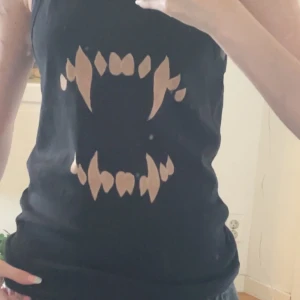 Y2k grunge alt bleached top - En top som jag blekt för hand! passar storlek S-M. Kan även göra custom orders på blekta kläder!