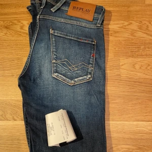 Replay Anbass - Tjenare! Säljer ett par riktigt schyssta Replay Anbass jeans i storleken W29 L32. Jeansen har absolut INGA defekter och är som nya. Som sagt så är jeansen i modellen Anbass och sitter ganska ”slim” . Skriv gärna om ni undrar något! 