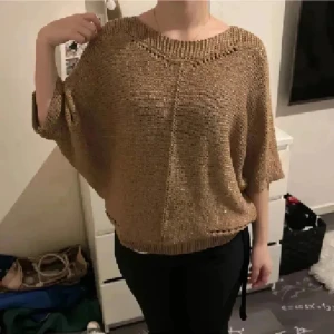 Beige stickad tröja med vid passform - Säljer en beige stickad tröja med lös och oversized passform. Tröjan har trekvartsärmar och bred halsringning, vilket ger en chill och avslappnad look. Perfekt att slänga på sig över ett linne eller t-shirt. Supermjuk och skön att bära.
