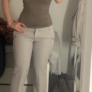 Beiga kostymbyxor Utsvängda - Kostum byxor med låg midja (Vera) från bikbok, i strl 36 och dem är långa, för långa på mig som är 161 cm - därför säljer jag dem. Kontakta för mer bilder ❤️