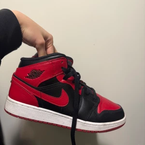 Nike air Jordan  - Använda max 2 ggr i nyskick, Nike air Jordan röda storlek 39