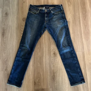 Armani Jeans blå slim fit jeans - Säljer ett par snygga slimfit jeans från Armani Jeans. Jeansen har bara använts ett par fåtal gånger. Den enda defekten på jeansen är ”taggen” som går att sy ihop väldigt enkelt.