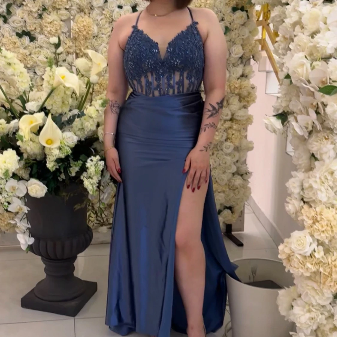 Blå långklänning med spets och slits - 3