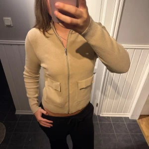 Stickad cardigan  - Superfin stickad cardigan i ett bra skick!