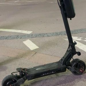 Douche g2 master - Säljer min Douche G2 Master som levererar toppfart på 70 km/h med grym acceleration. Med 2x1200W motorer får du kraft i överflöd och en körupplevelse utöver det vanliga.  ✅ Bara kört ca 400 km – i toppskick! ✅ Ny look: röd/svart design, riktigt snygg och unik. ✅ Stabil, snabb och väldigt skön att köra.  Detta är inget för den som vill puttra fram – den här är byggd för dig som vill ha fart, styrka och stil i ett paket.kvitto följer med! Inga returer! 