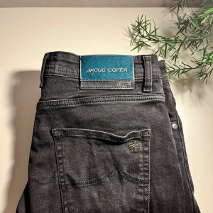 Jacob Choën  - Säljer ett par Jacob Cohën jeans i limiterat utbud! Midja: 44 Längd: 105 hör av dig vid frågor! 