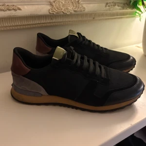 Valentino rockrunners - Valentino rockrunners i stl 45 bra skick med små tecken på använding/ snygga skor perfekta nu toll hosten och vintern🙌