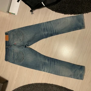 Levis 512 med naturliga slitningar - Säljer nu mina älskade Levis 512 som fått en perfekt nivå av slitning och färg. De är i riktigt bra skick, endast slitningar på knän och lite längst ner vid fötterna. Storlek W33 L32.