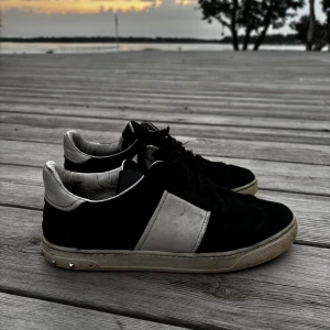 Intressekoll  - Svarta och vita sneakers från Valentino, dom har använts mycket men funkar bra ändå, dustbag ingår 