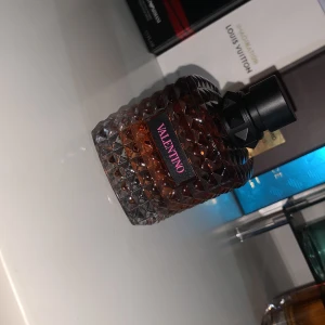 Valentino Donna Born In Roma Intense - Valentino Donna Born In Roma Intense Eau de Parfum Intense. Snygg flaska och förpackning i rosa och svart. Volym: 100 ml. Perfekt för dig som vill sticka ut med en ikonisk doft från ett trendigt modehus.